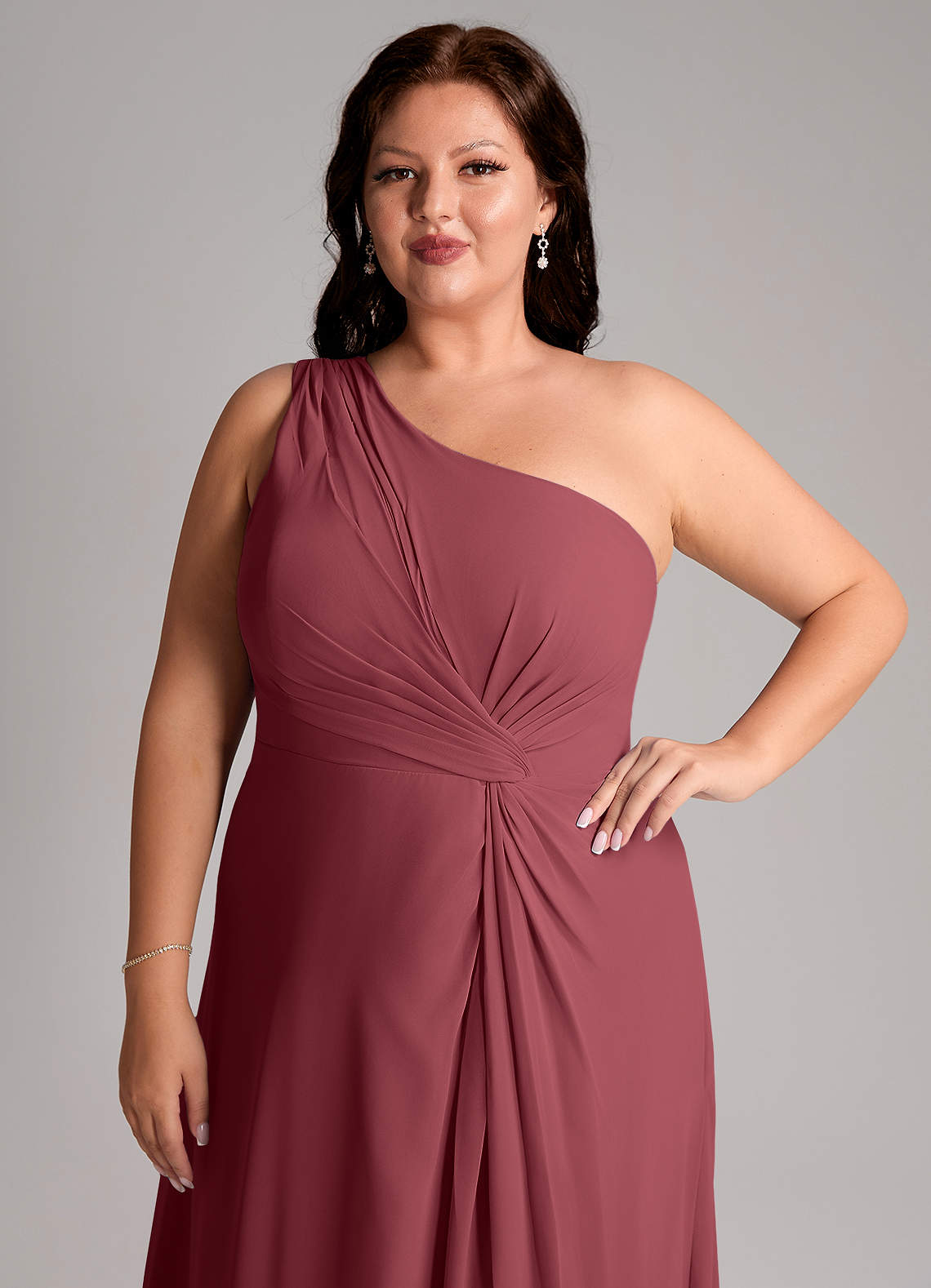 Azazie Brooke Vestidos de damas de honor Vestido de Merlot de Gasa de Corte en A con Hombro unilateral image12