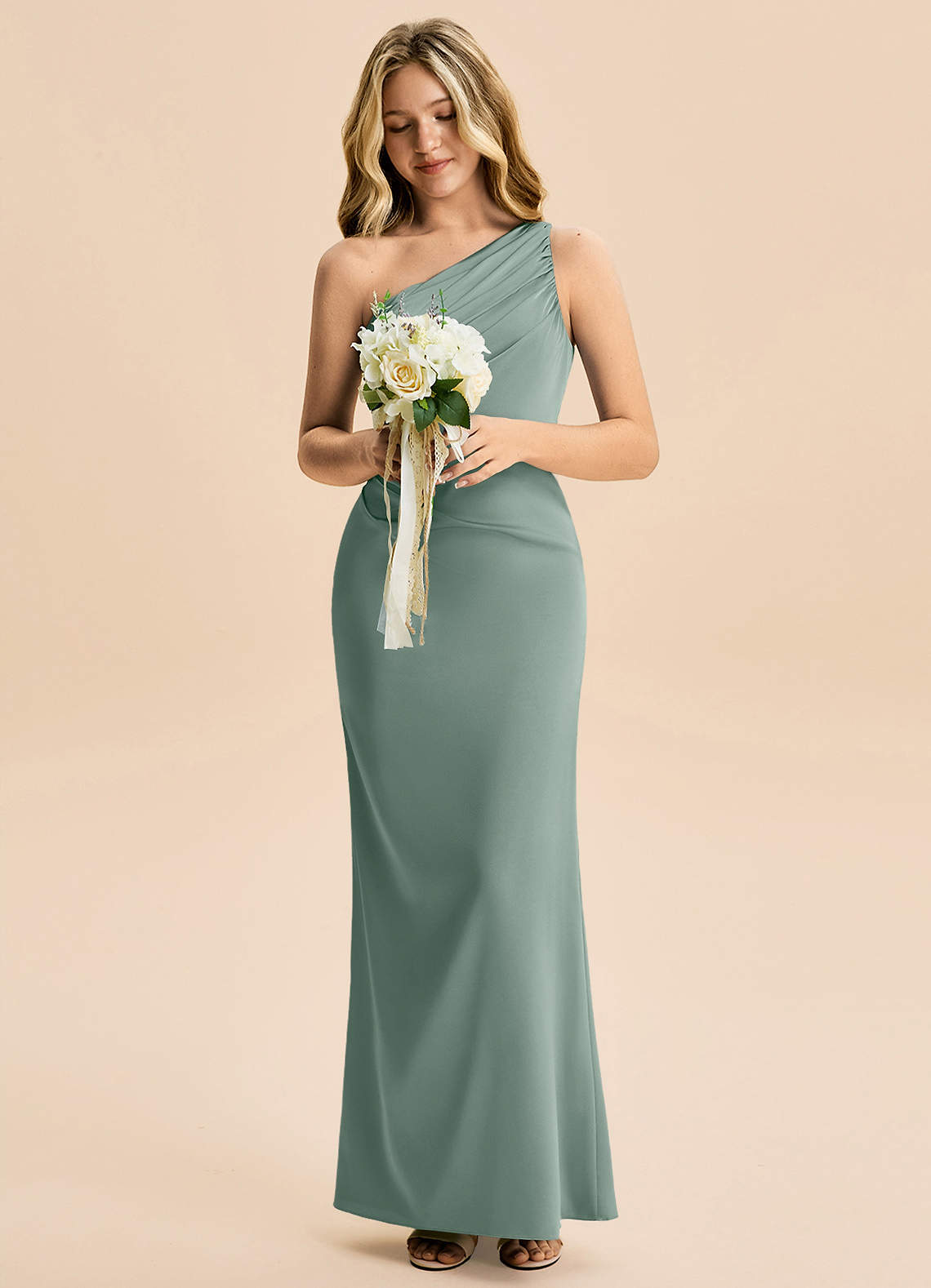 Azazie Akilah Junior Robe Fourreau en Satin extensible Plissée Sauge D'argent image3