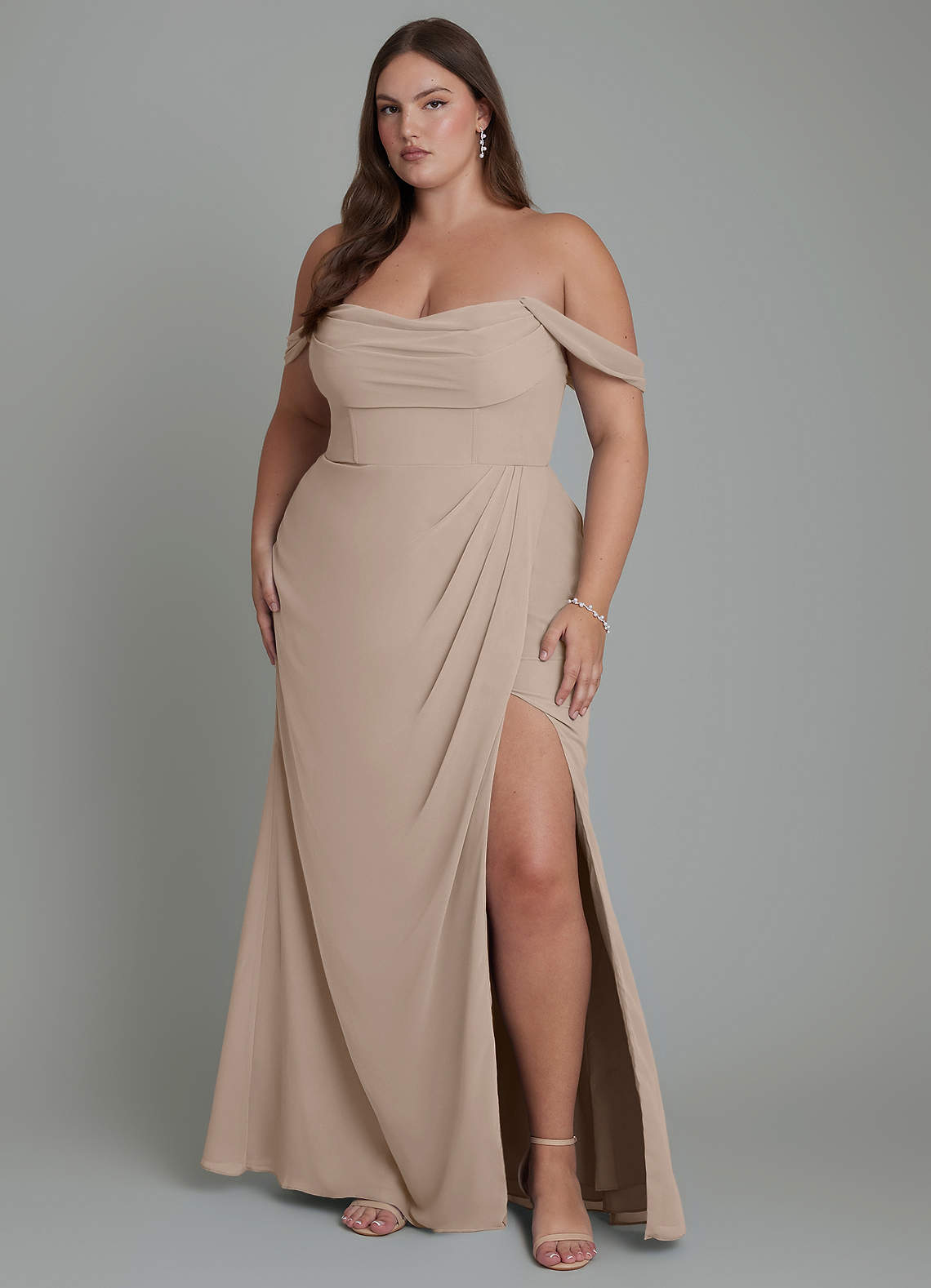 Azazie Johana Vestidos de damas de honor Vestido Gris Pardo de Gasa de Corte Sirena Convertible con Hombros descubiertos image1