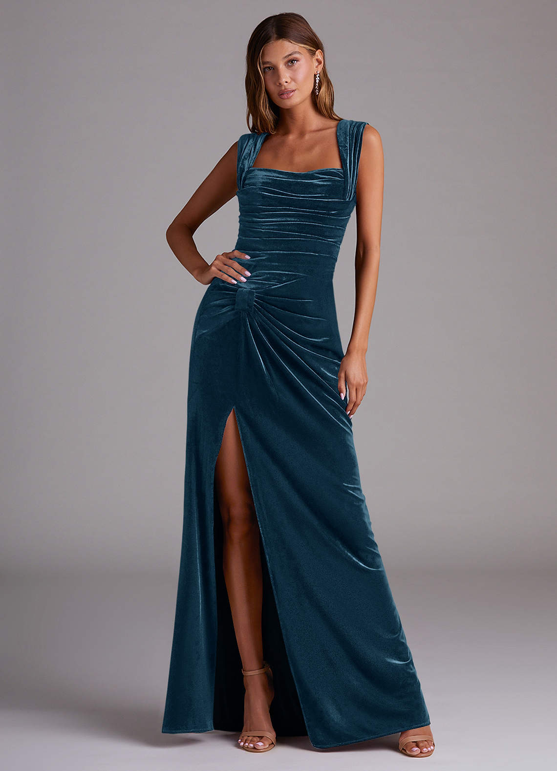 Azazie Genesis Vestidos de damas de honor Vestido de Topacio Azul de terciopelo de Corte Recto con Plisado image1