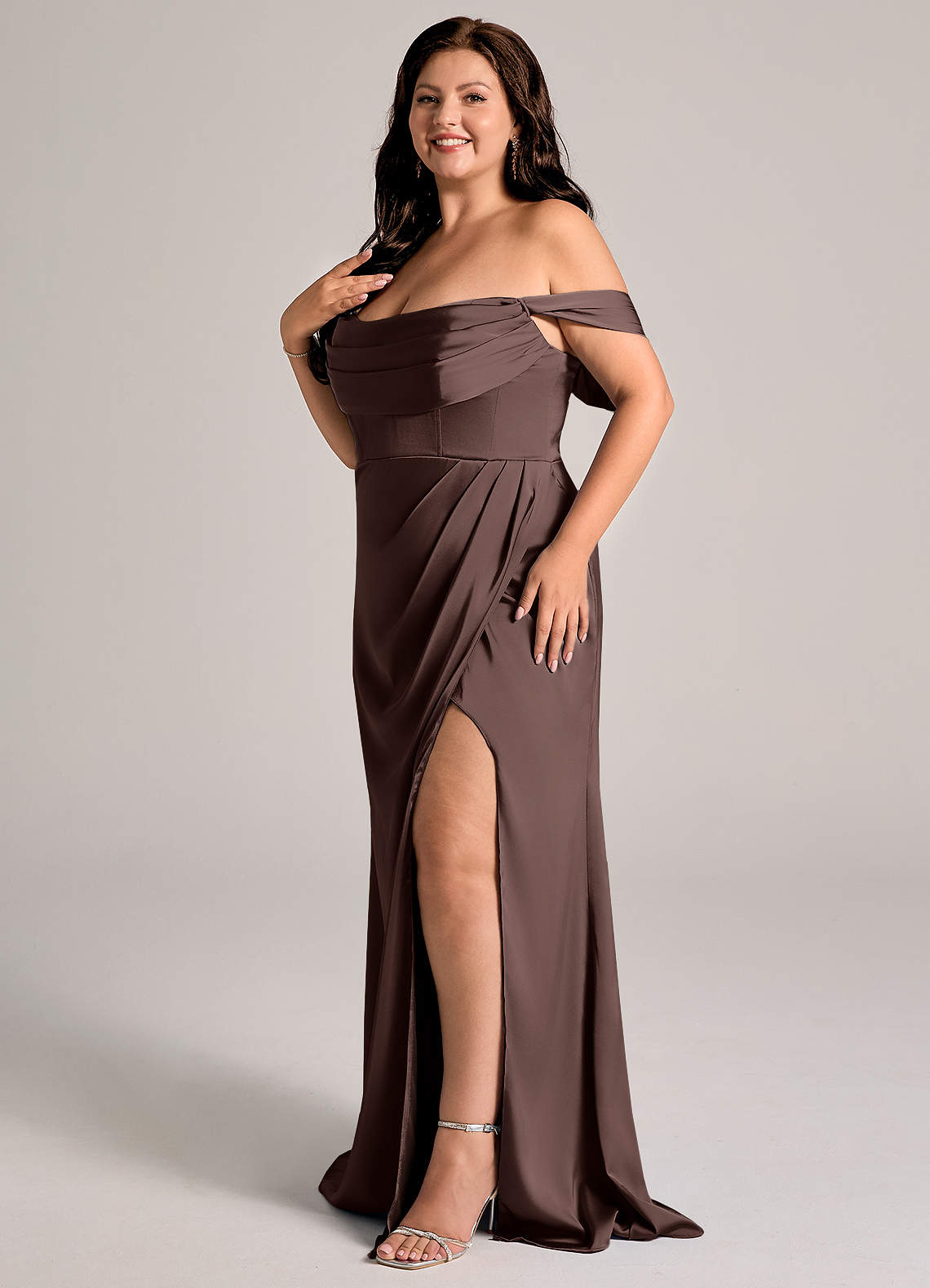 Azazie Johana Robes de demoiselle d'honneur Robe Sirène Convertible en Satin extensible Épaule décolletée Ganache image9