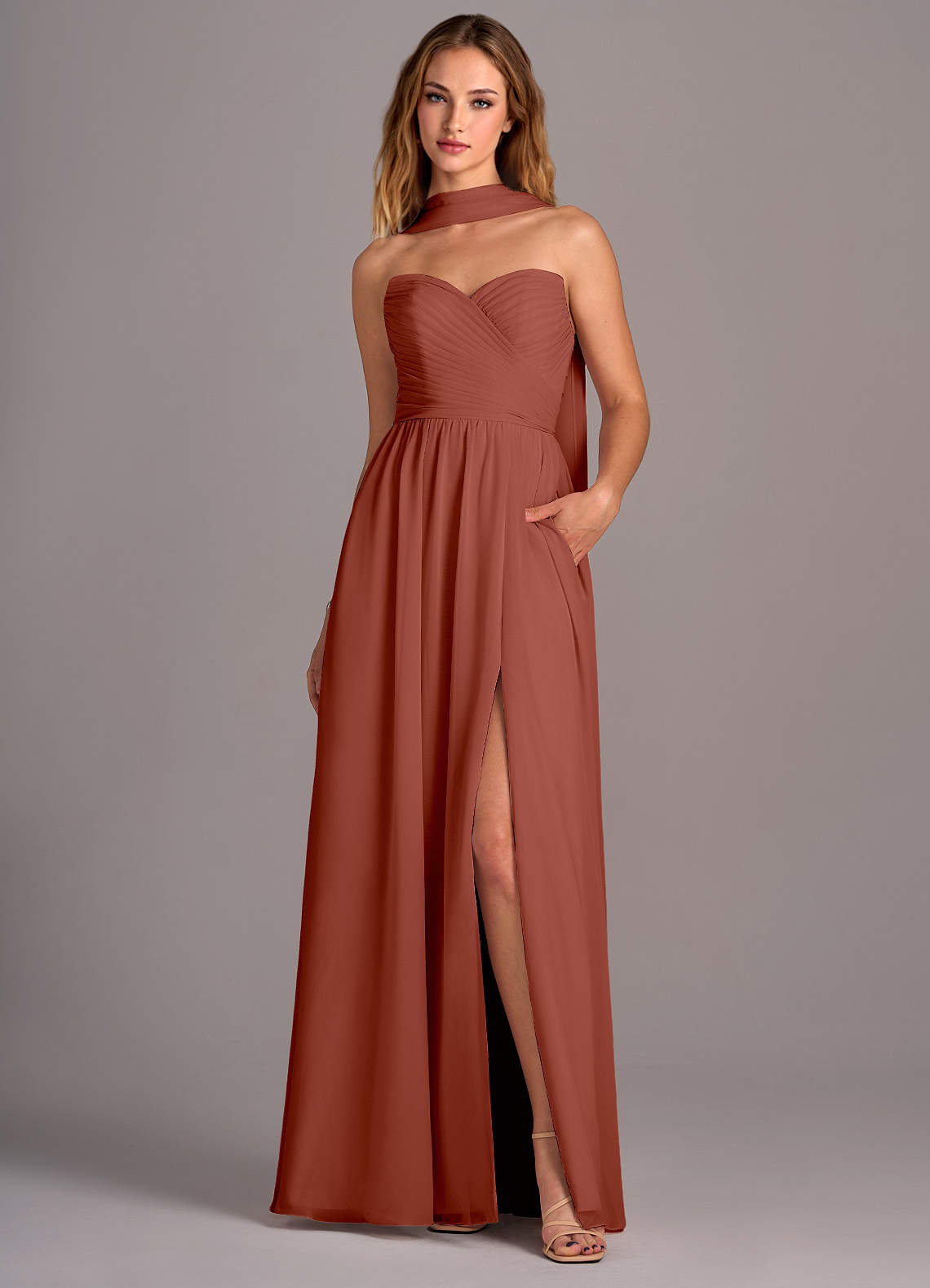 Azazie Joni Robes de demoiselle d'honneur Robe Trapèze Convertible en Mousseline de soie Sans bretelle Auburn image1
