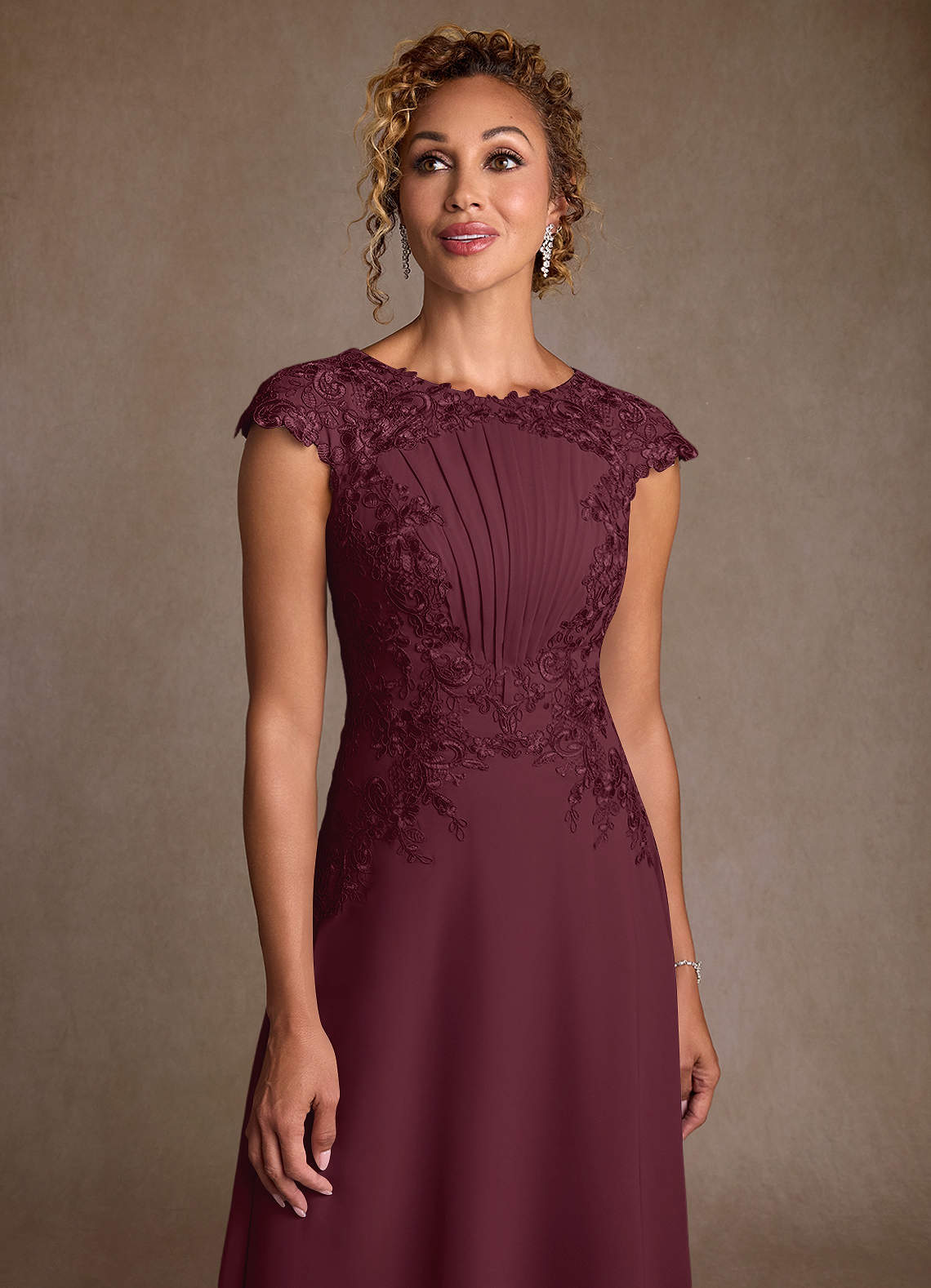 Azazie Crista Mère de la mariée Robes Robe Trapèze en Mousseline de soie Dentelle Cabernet image4