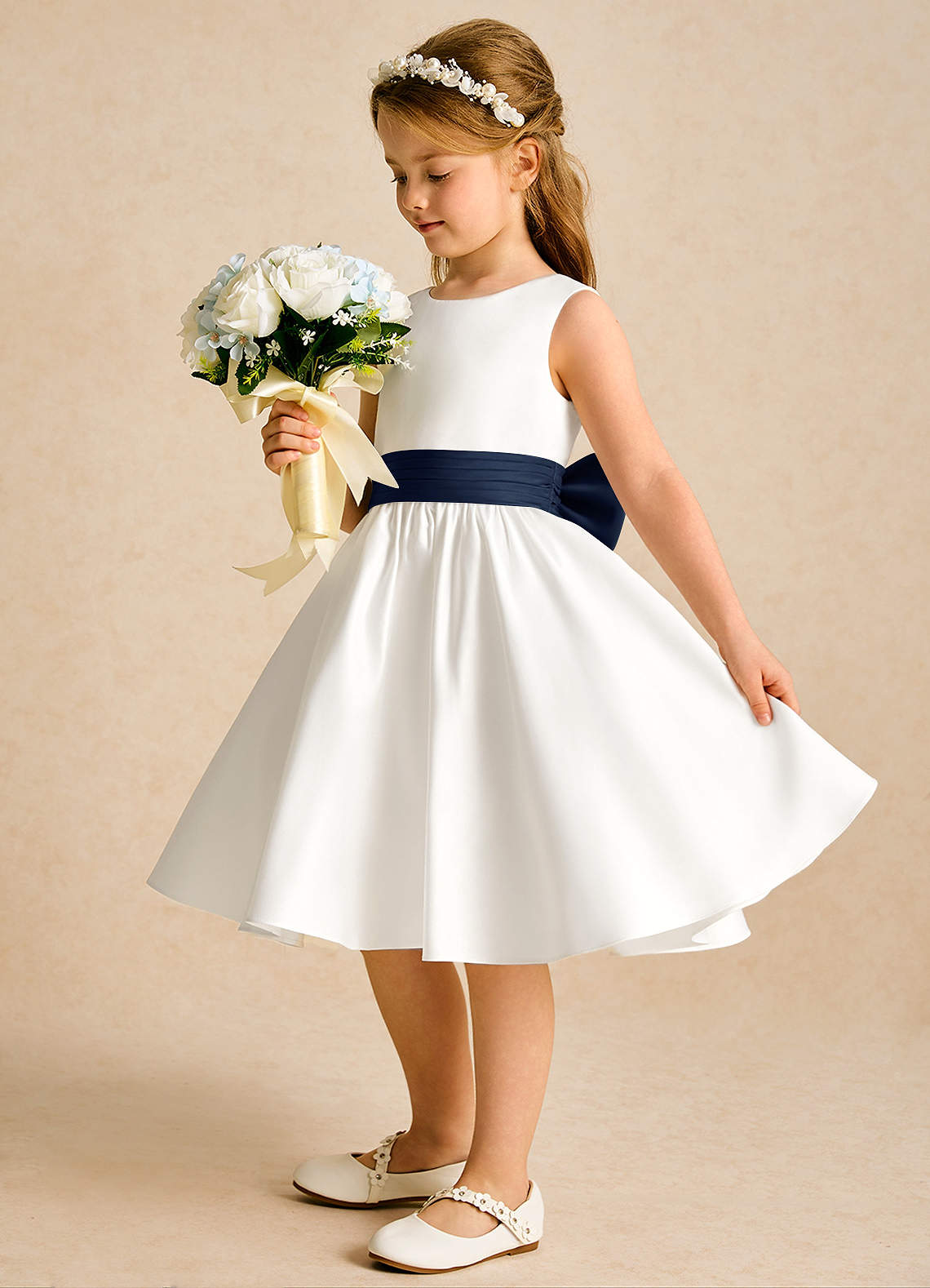 Azazie Sosie Vestidos de florista Vestido Marfim Marinho Escuro de Cetim fosco de Linha A com Plissado image2