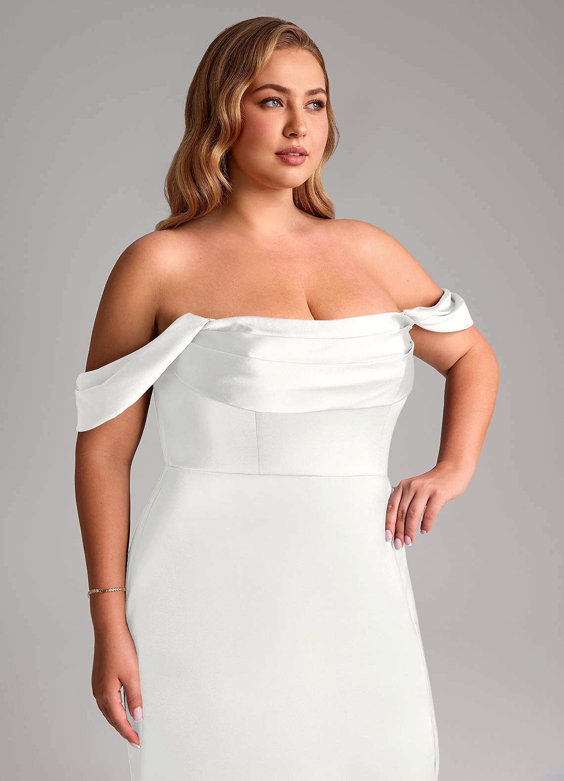 Azazie Saige Jurken voor bruidsmeisjes Jurk van Stretch Satijn met Kolom Off the Shoulder Wit image13