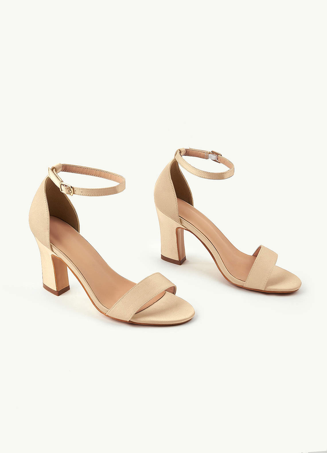 front Yhteensopivan väriset joustavat satiinikengät paksuilla koroilla ja plisseerattu clutch-setti