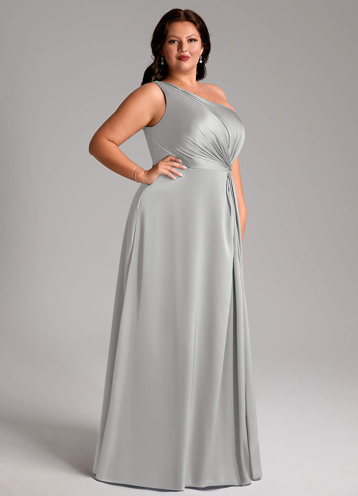 Azazie Brooke Robes de demoiselle d'honneur Robe Trapèze en Satin extensible Une épaule Argent image10