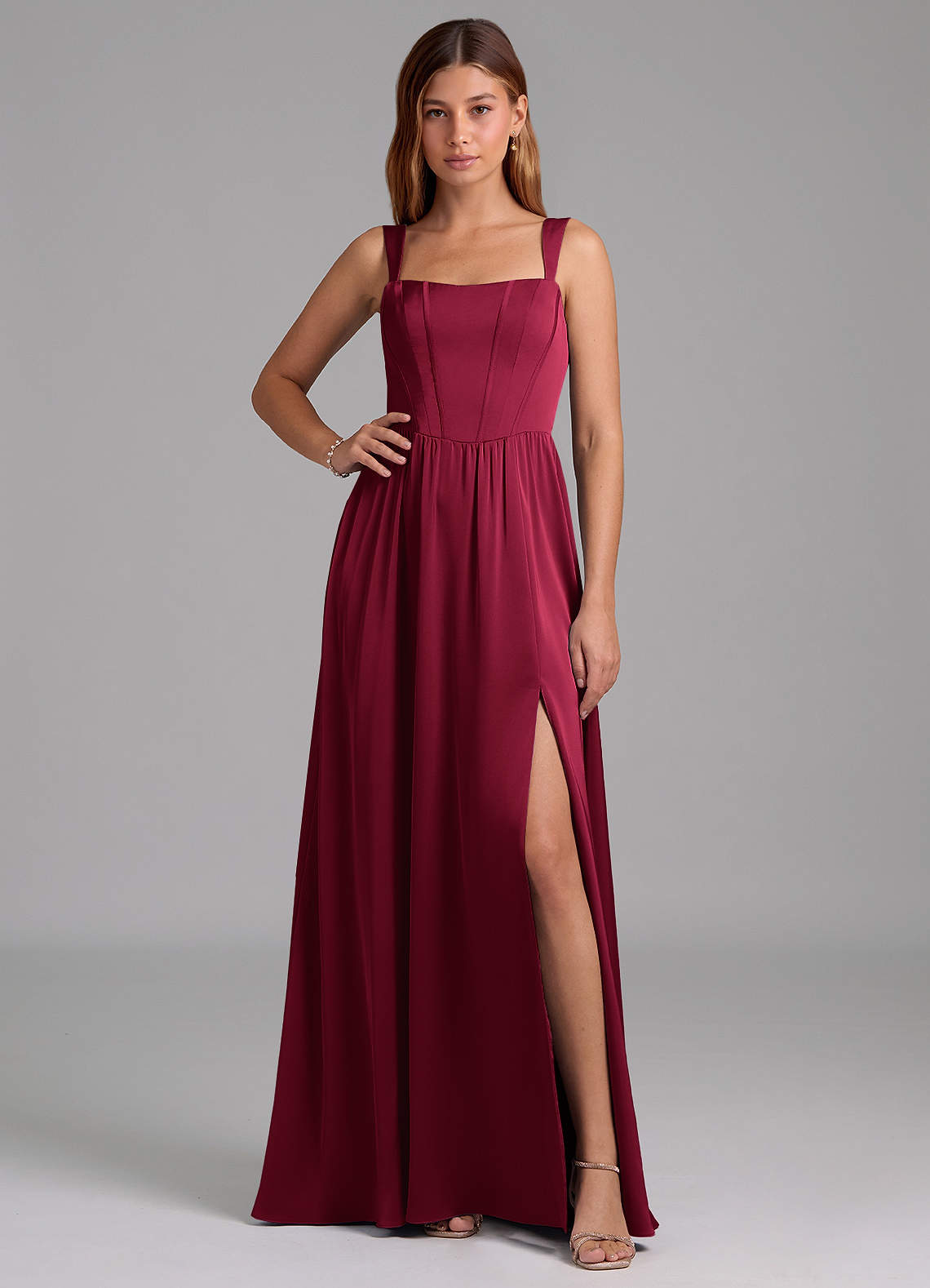 Azazie Rosaline Vestidos de madrinha de casamento Vestido Borgonha de Cetim elástico de Linha A com Fenda Lateral image1