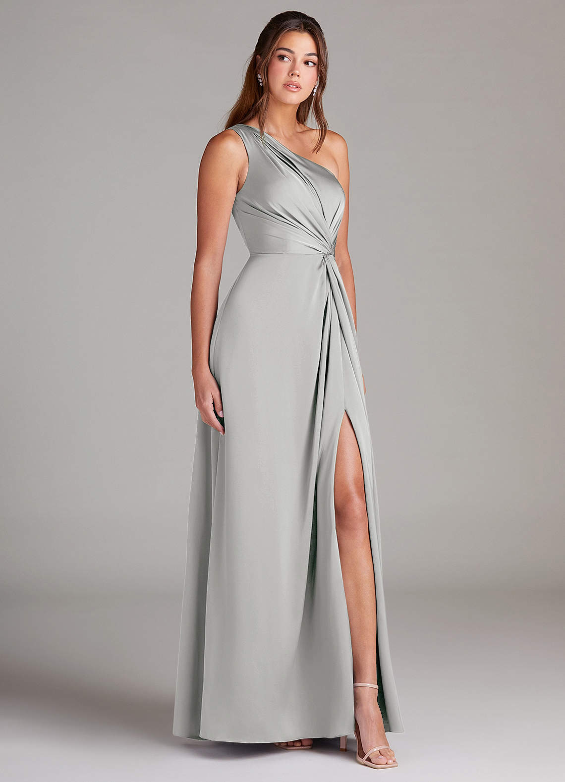 Azazie Brooke Robes de demoiselle d'honneur Robe Trapèze en Satin extensible Une épaule Argent image4