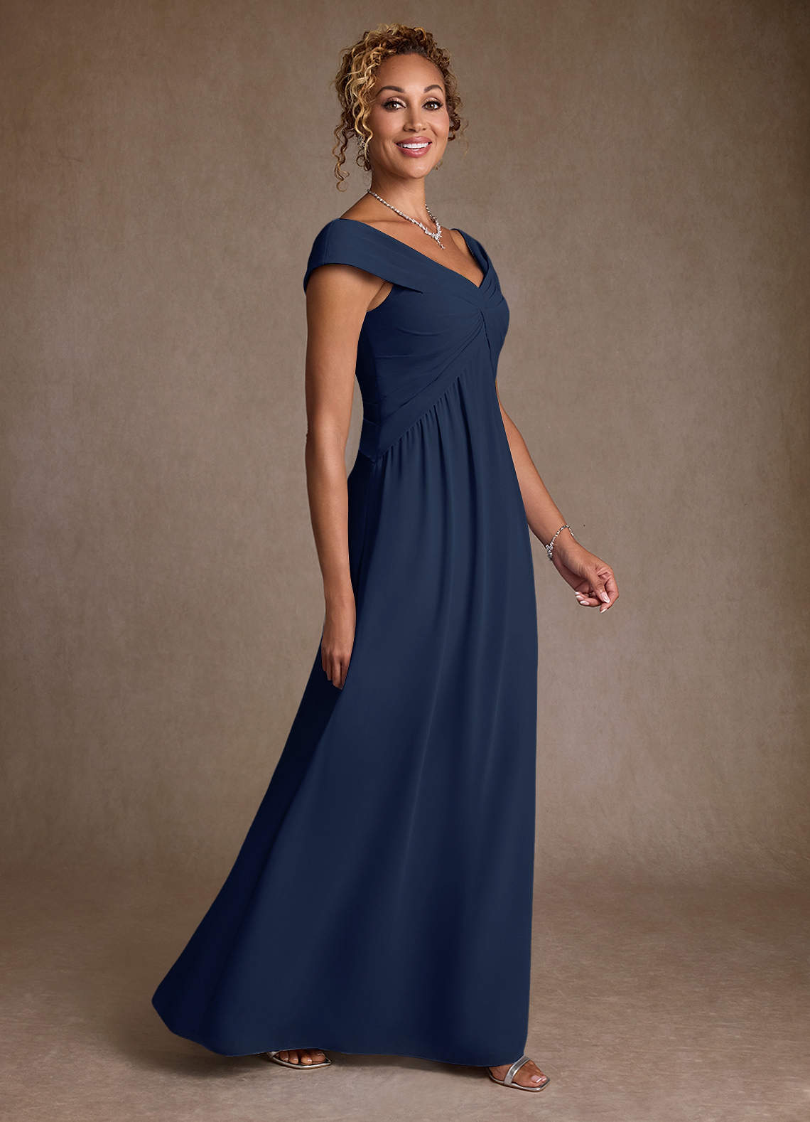 Azazie Myrtle Mère de la mariée Robes Robe Trapèze en Mousseline de soie Plissée Bleu Marine Foncé image2