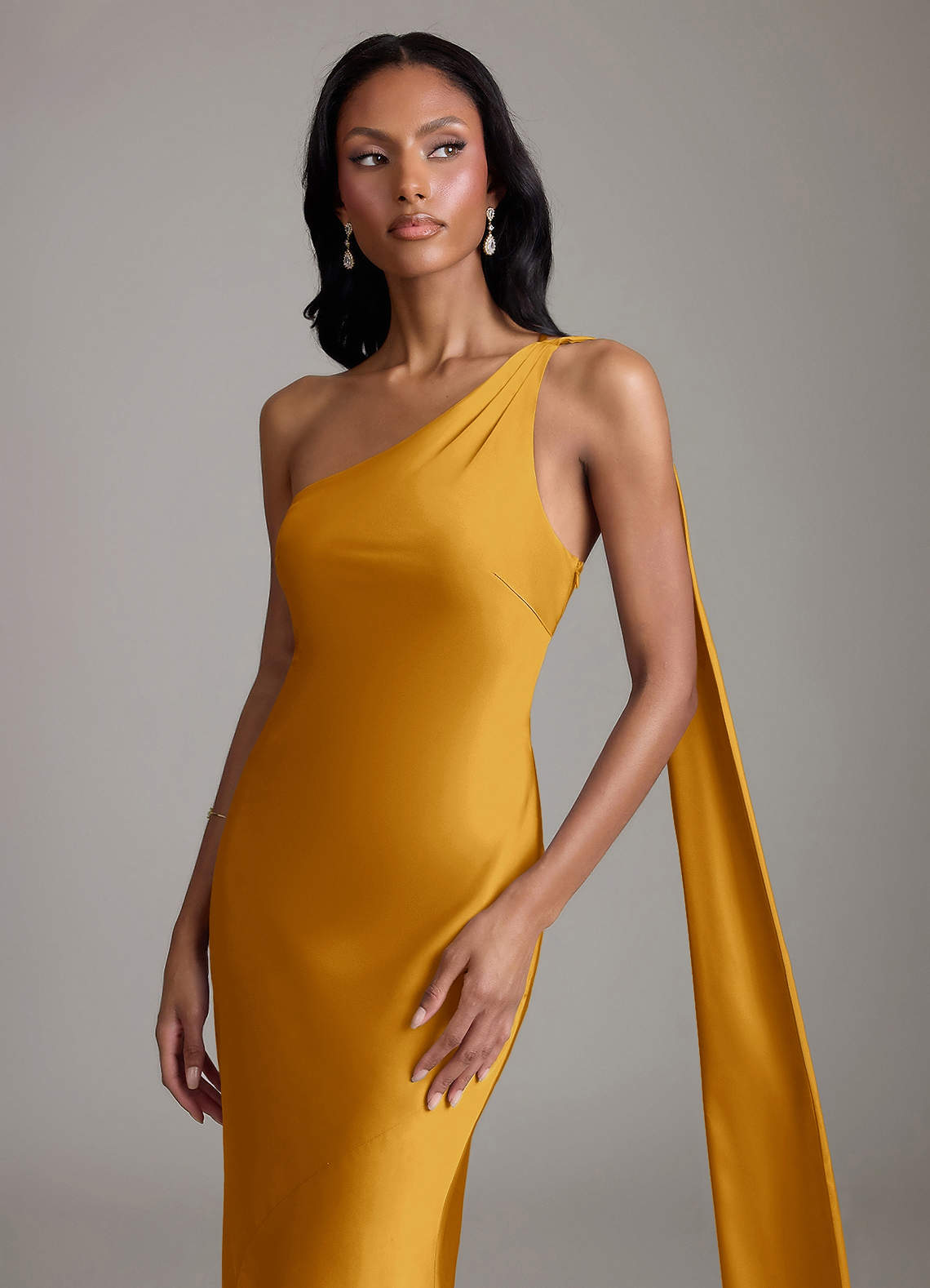 Azazie Juniper Vestidos de madrinha de casamento Vestido Caramelo de Cetim elástico de sereia com Um ombro image2