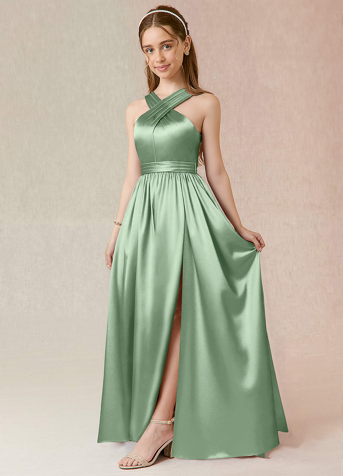 Azazie Jiya Junior Robe Trapèze en Satiné métallisé Plissée Matcha image1