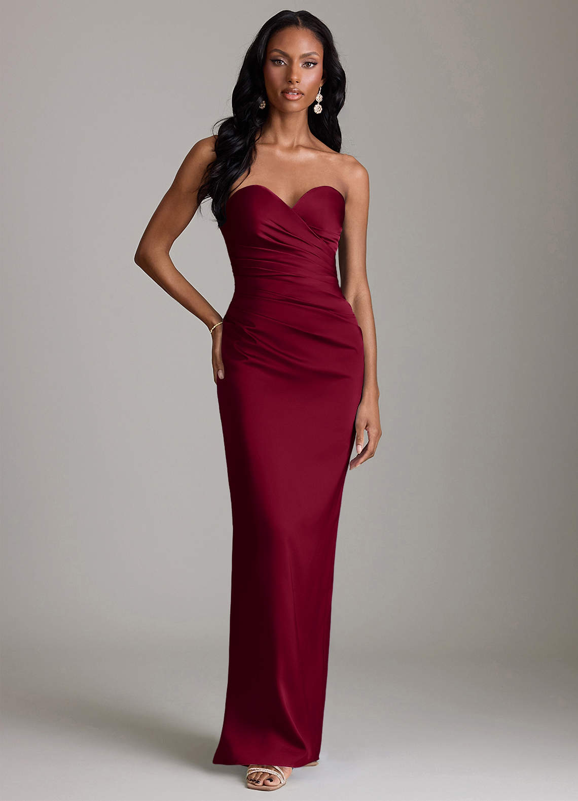 Azazie Sonora Essayer des robes à la maison Robe Fourreau en Satin extensible Sans bretelles Bourgogne image5