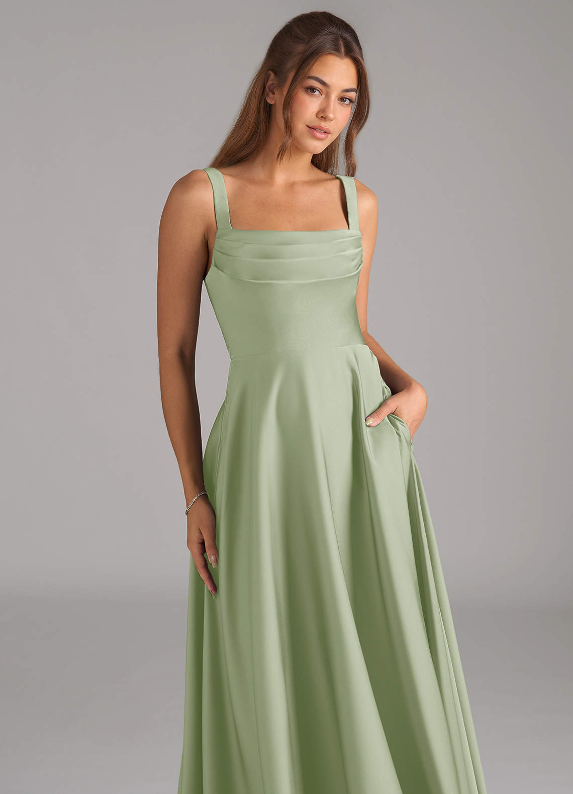 Azazie Shaude Robes de demoiselle d'honneur Robe Trapèze en Satin extensible Plissée Vert Sauge image1