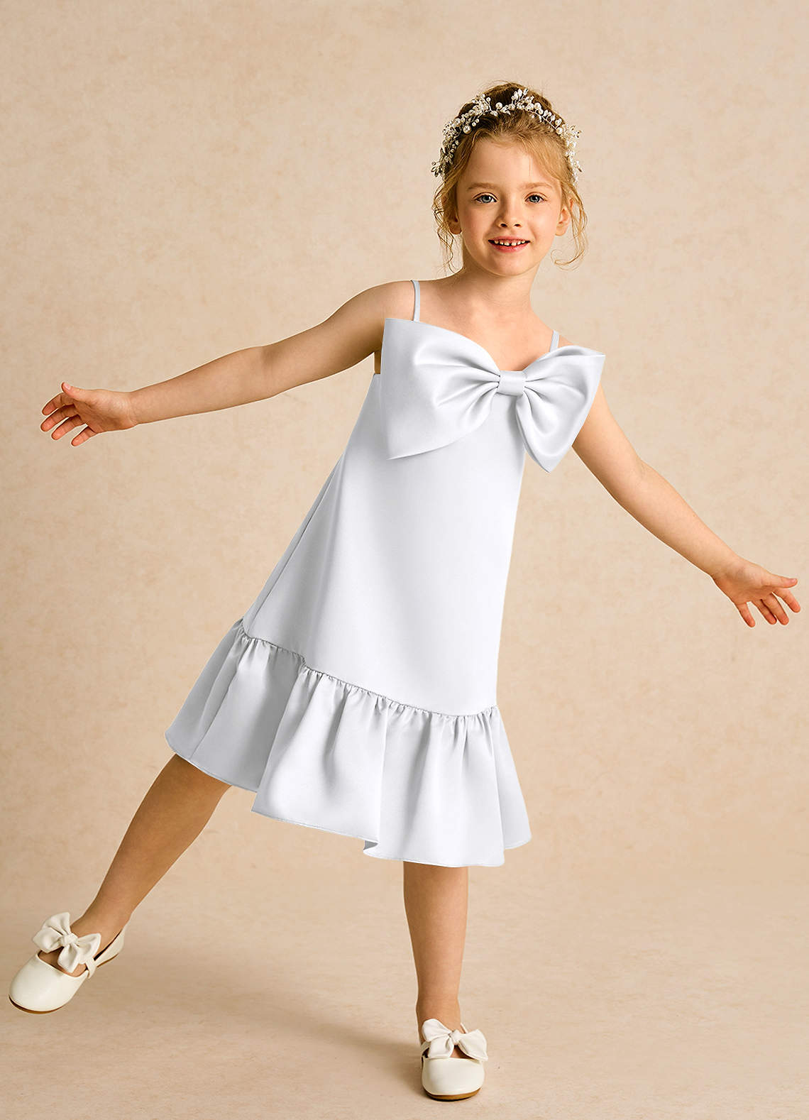 Azazie Kiwi Blumenmädchenkleider A-Linie Spaghetti Riemen Matte Satin Kleid Weiß image1
