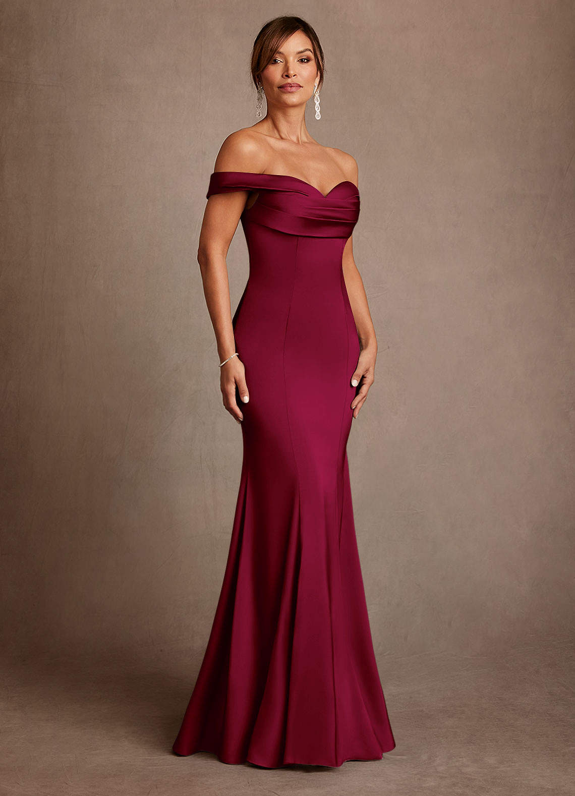 Azazie Boone Abiti per la Madre della Sposa Abito Sirena in Raso Elasticizzato a Spalla Scoperta Borgogna image1