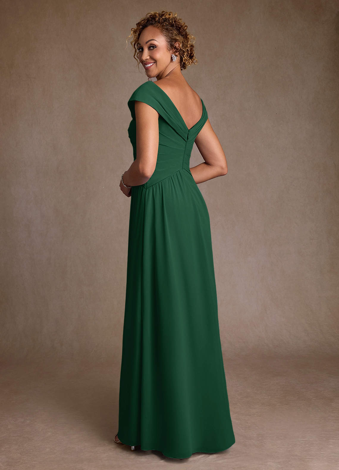 Azazie Myrtle Mère de la mariée Robes Robe Trapèze en Mousseline de soie Plissée Vert Foncé image1