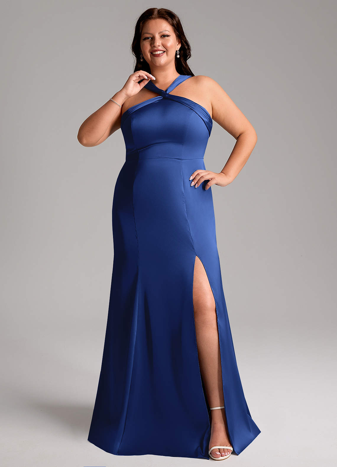 Azazie Rue Robes de demoiselle d'honneur Robe Trapèze en Satin extensible Plissée Bleu Roi image1
