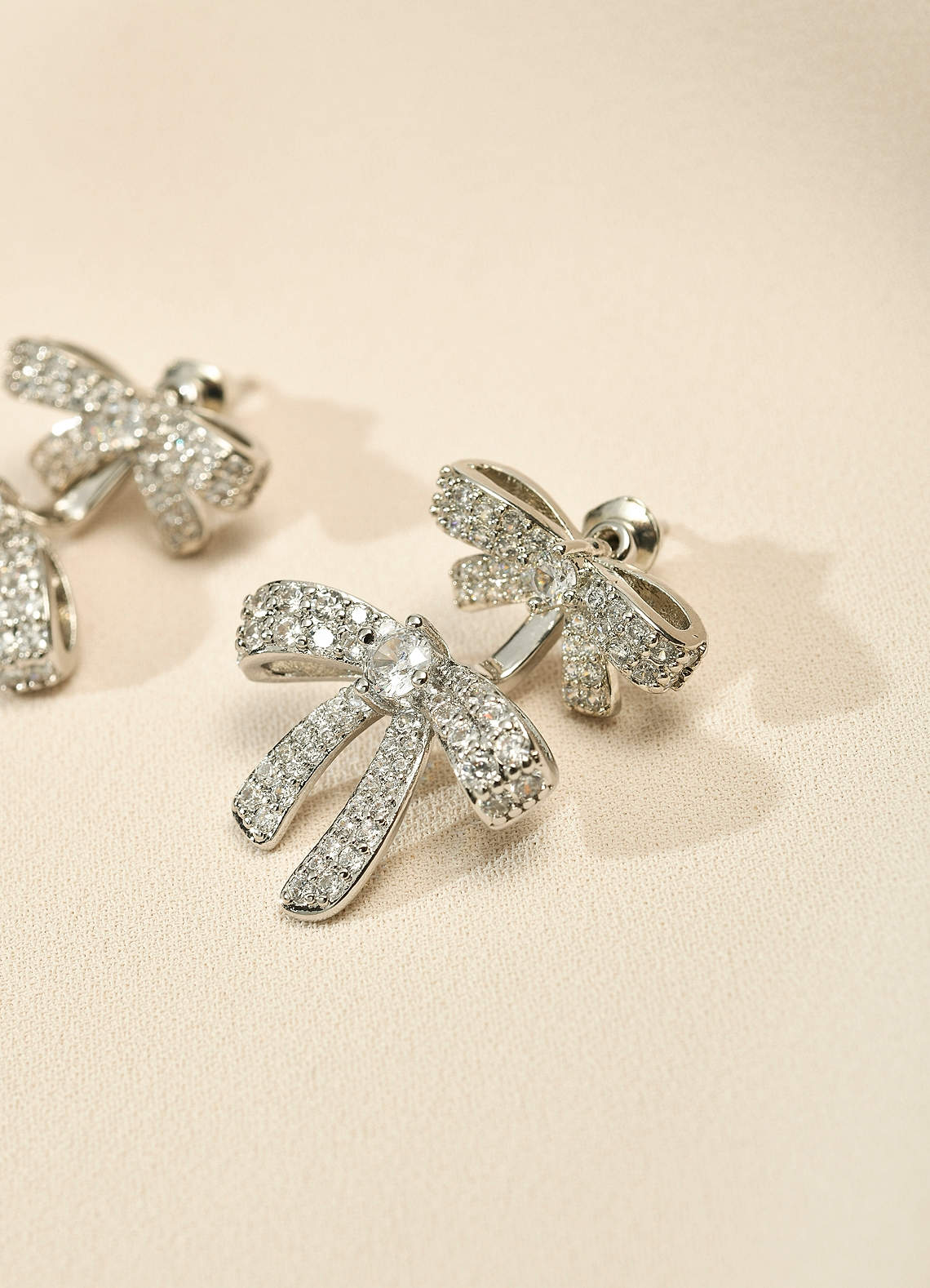 front Boucles d'oreilles pendantes en forme de nœud en strass