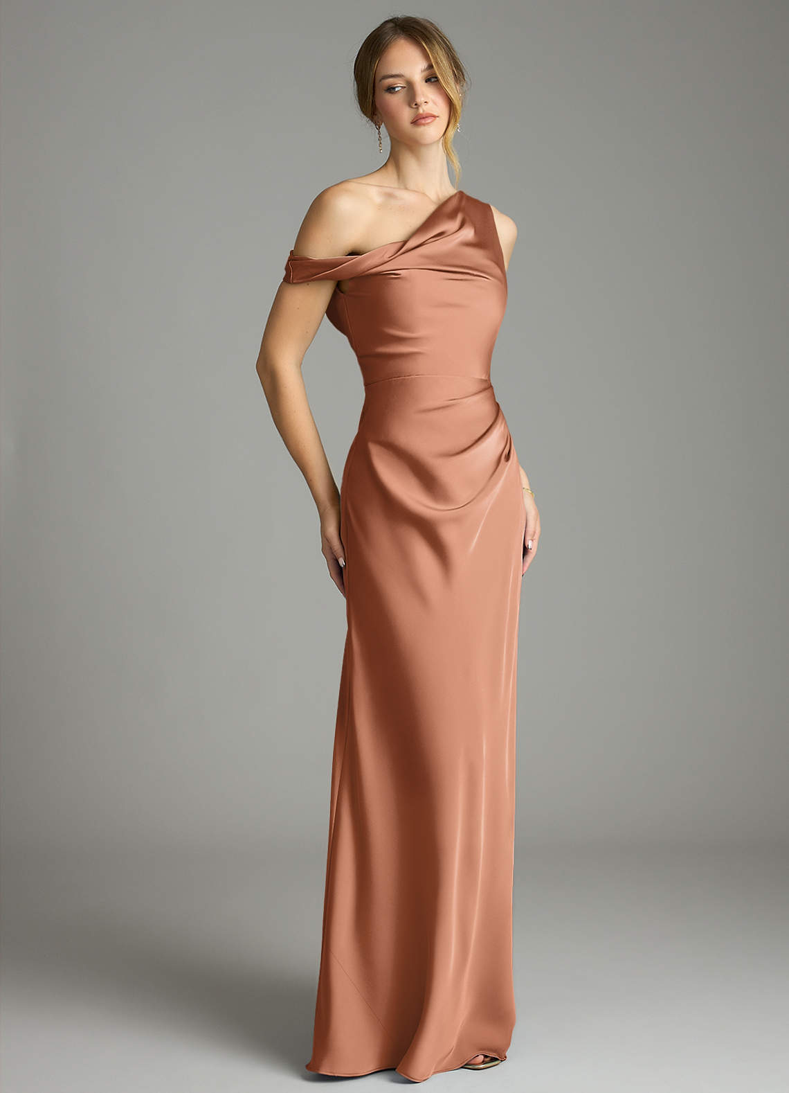 Azazie Emerson Jurken voor bruidsmeisjes Jurk van Stretch Satijn met Zeemeermin Off-shoulder Bronzeertint image4
