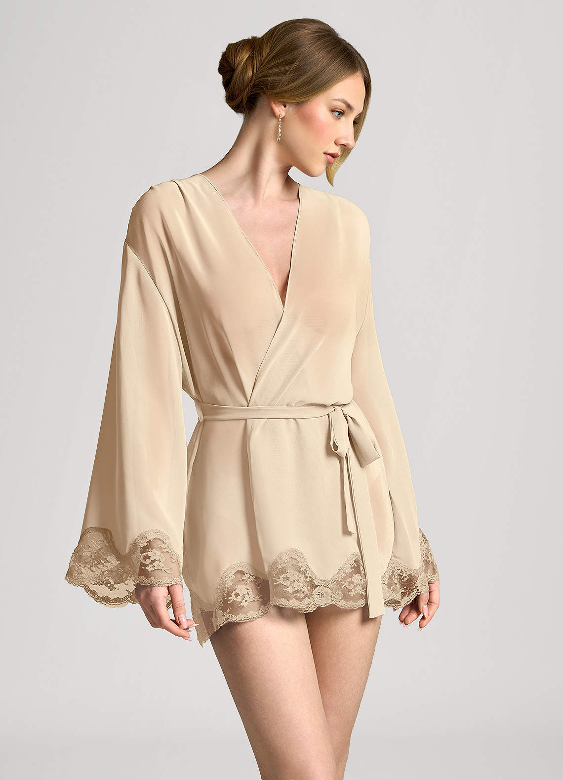 front Chiffon morgenkåbe med kamsløjfe og blondekant