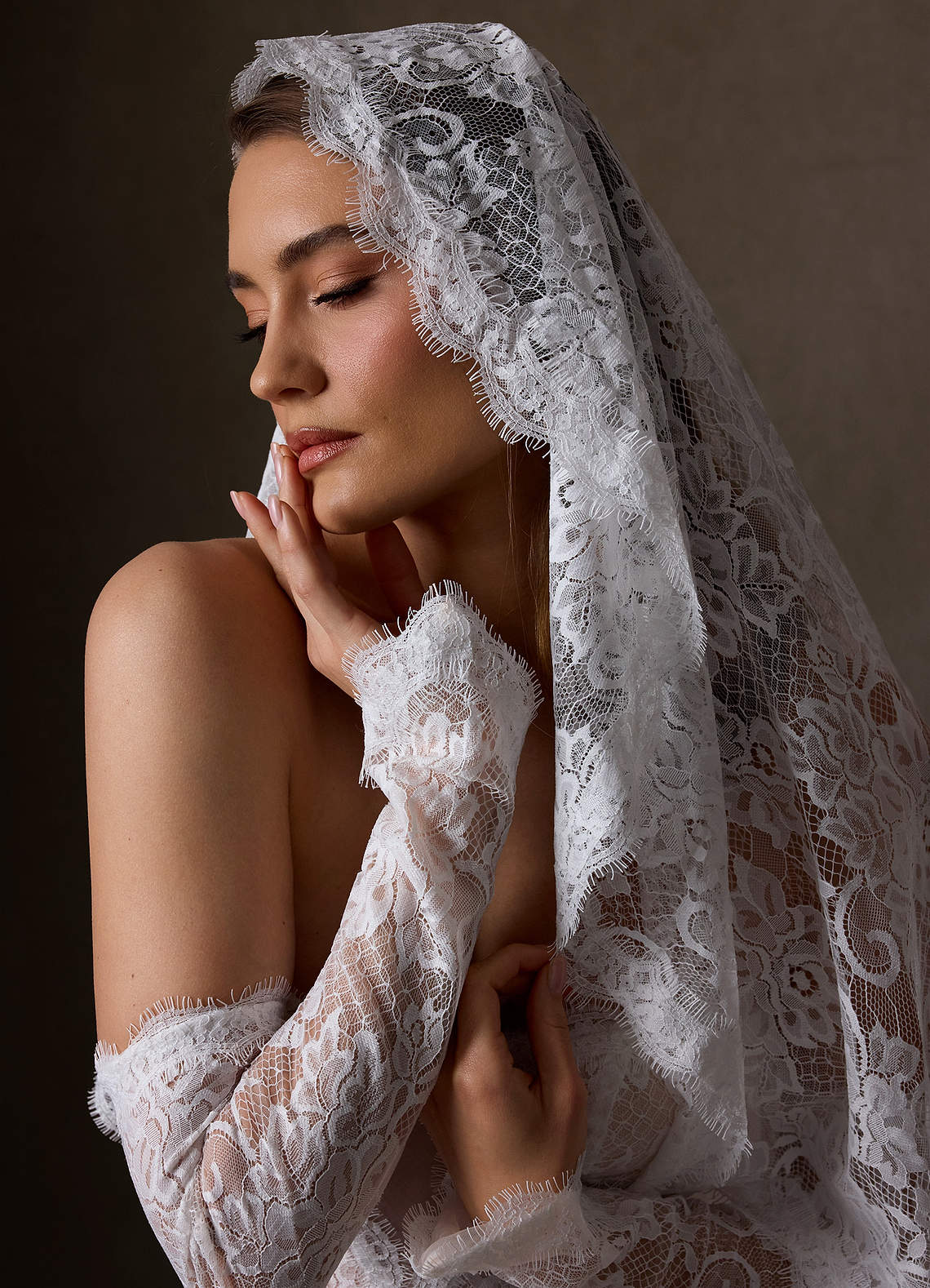 front Welon koronkowy Mantilla z kwiatowym wzorem, sięgający do bioder