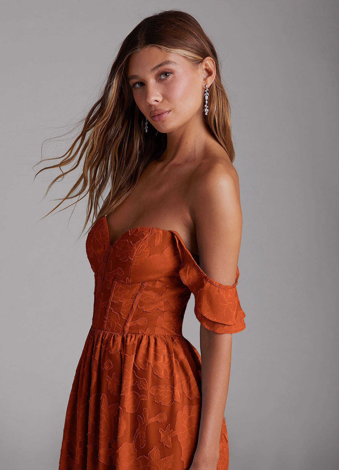 Azazie Denisse Robes de demoiselle d'honneur Robe Trapèze en Blumen-Burnout Rayé Paprika image4