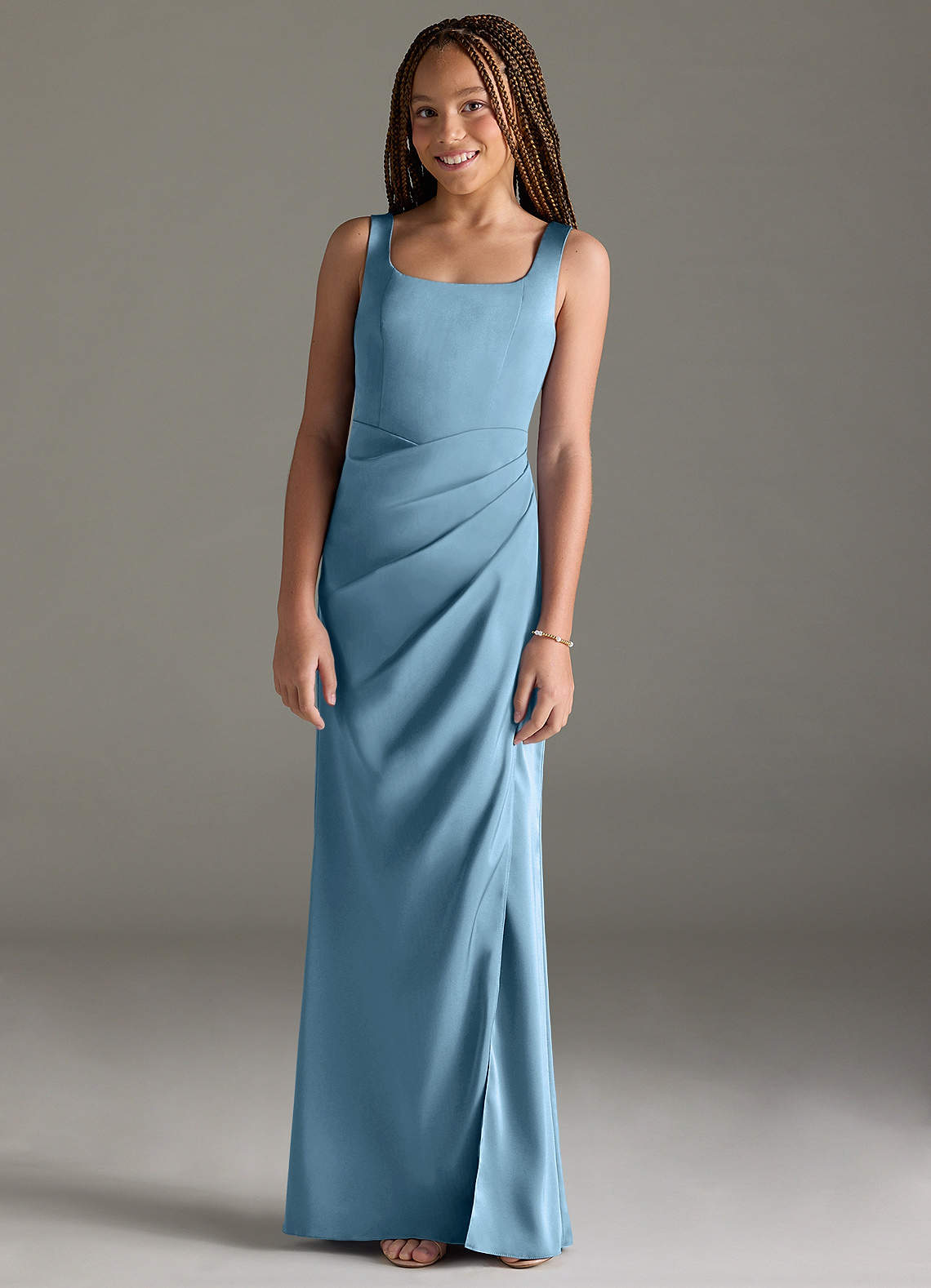 Azazie Mero Junior Vestido de Azul Acero de Satén Elástico de Corte Sirena con Plisado image1
