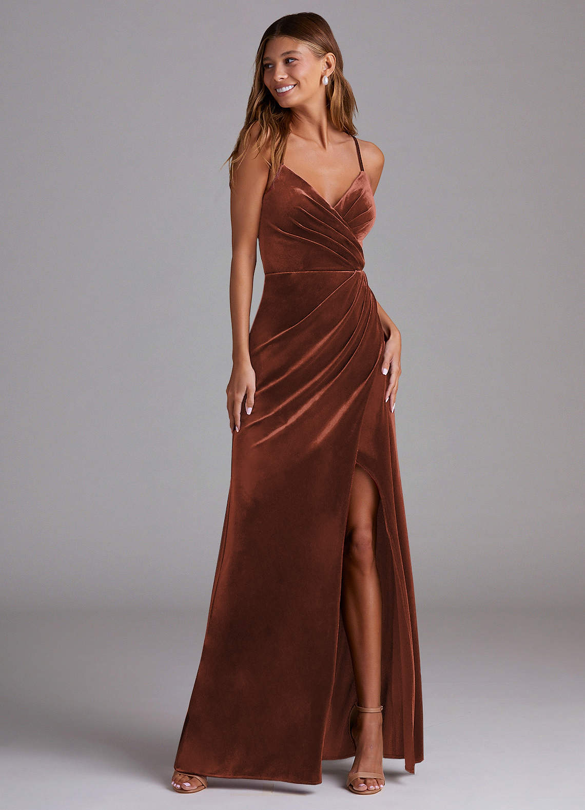 Azazie Maci Vestidos de damas de honor Vestido de Terracota de terciopelo de Corte Recto con Plisado image1