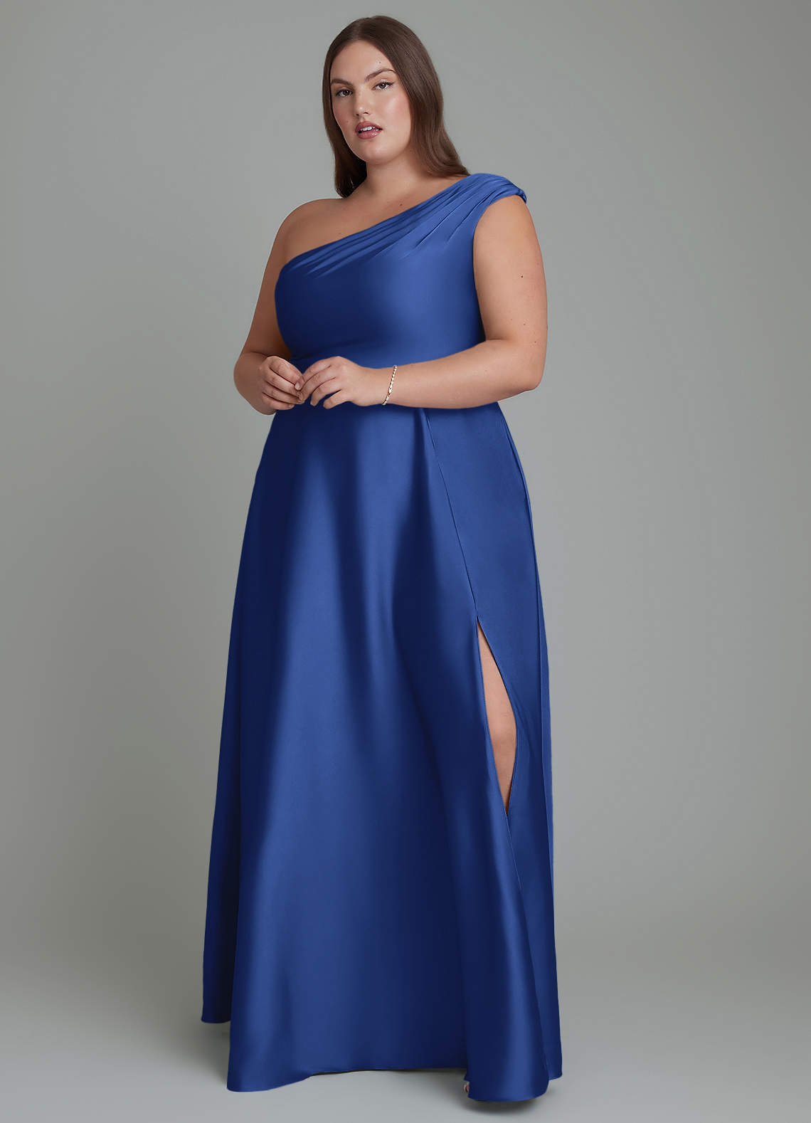 Azazie Melanie Vestidos de damas de honor Vestido Azul Real de Satén Elástico de Línea A con Hombros descubiertos image1