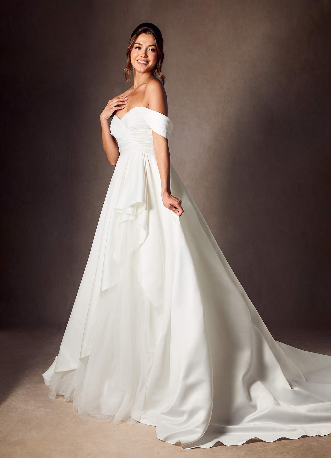 Azazie Alexandria Robes de mariée Robe Trapèze en Mat Satiné Épaule décolletée Blanc De Diamant image7