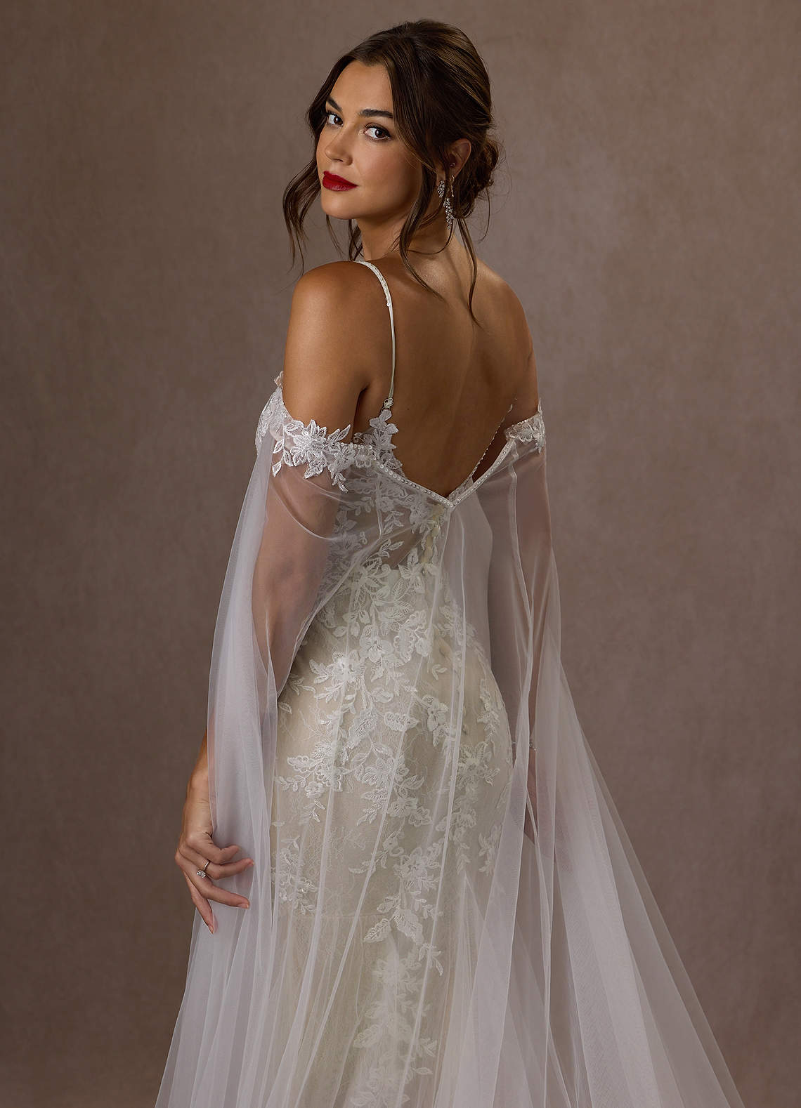 Azazie Leonie Vestidos de novia Vestido de Blanco Diamante Champán de Tul de Corte Sirena con Lentejuelas Cuello V image10