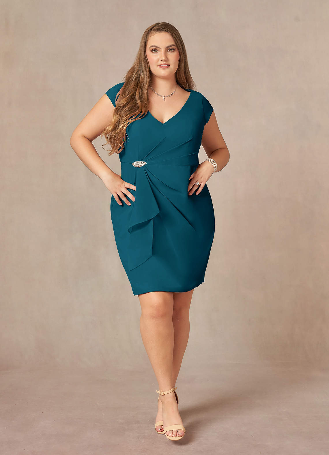 Azazie Nola Mère de la mariée Robes Robe Fourreau en Mousseline de soie Col en V Plissé Bleu Encre image1