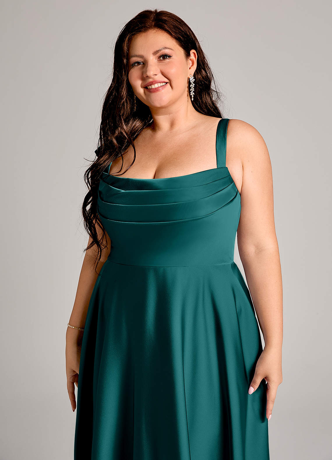 Azazie Shaude Robes de demoiselle d'honneur Robe Trapèze en Satin extensible Plissée Paon image8