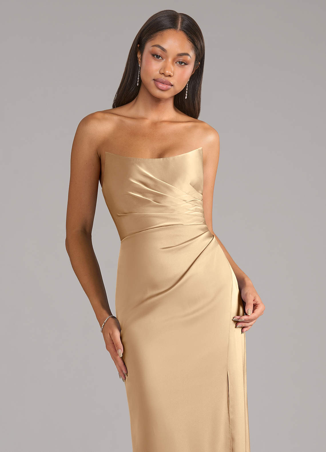 Azazie Marla Vestidos de madrinha de casamento Vestido Champanhe de Cetim elástico de Bainha com Sem alças image1