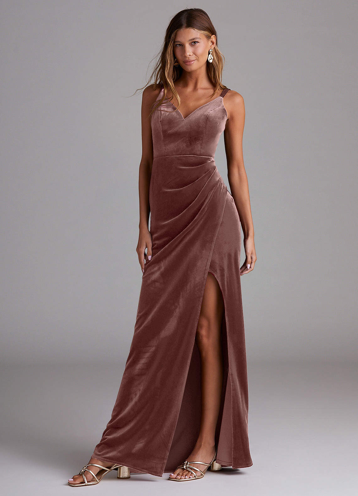 Azazie Leo Vestidos de damas de honor Vestido de Expresado de terciopelo de Corte Recto con Plisado image1