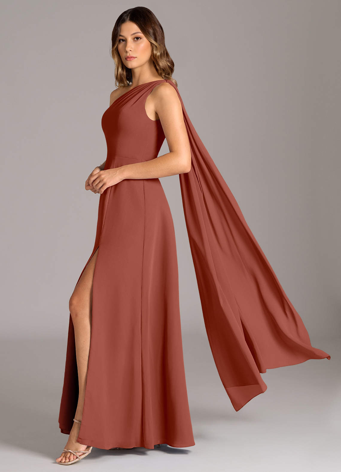 Azazie Tella Vestidos de madrinha de casamento Vestido Castanho Aloirado de Chiffon de Linha A com Um ombro image1
