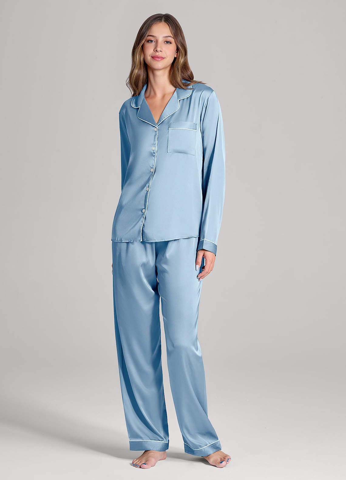 front Conjunto de pijama de cetim com mangas compridas e calças combinando