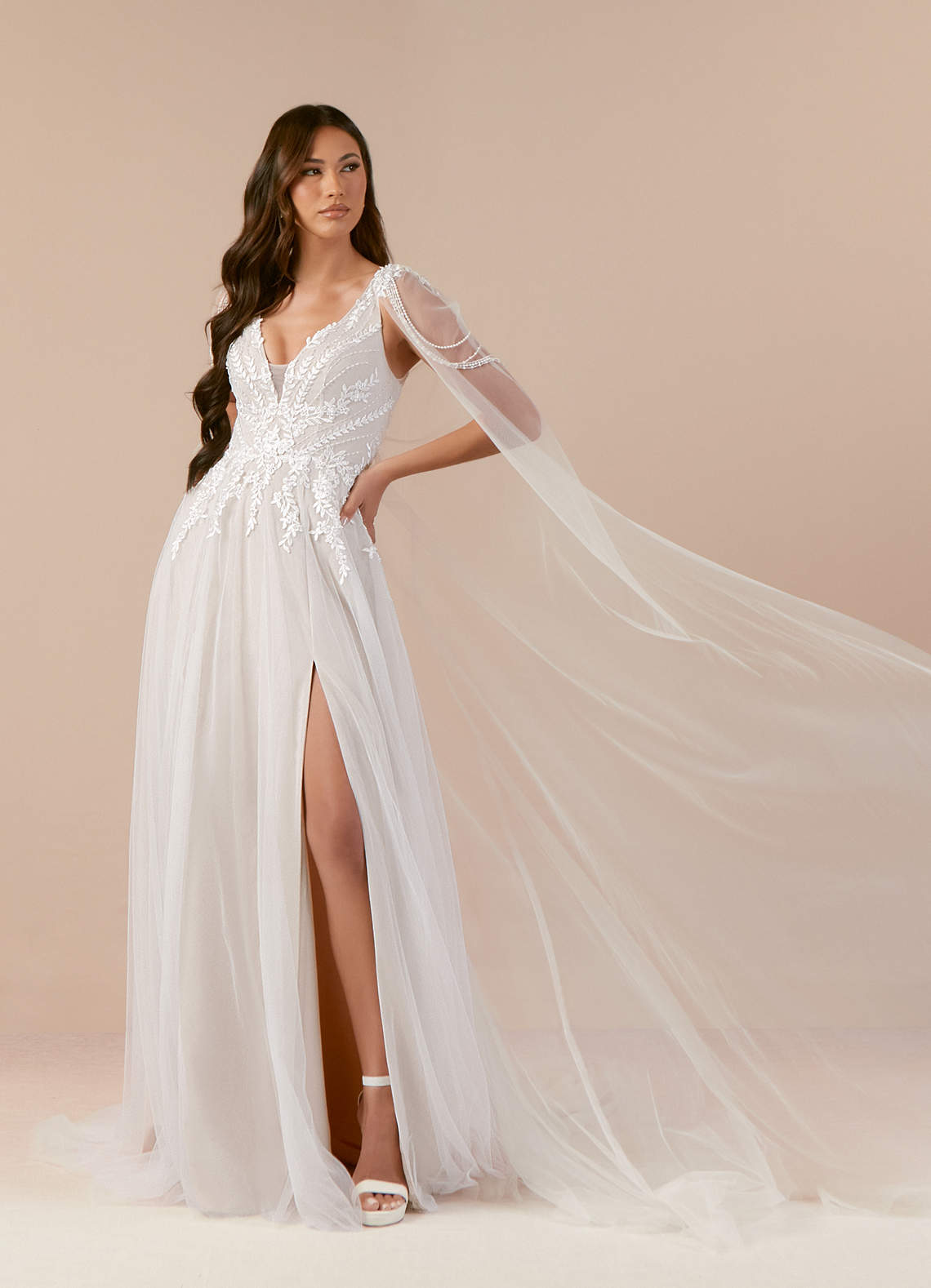 Azazie Goddess Vestidos de novia Vestido de Blanco Diamante Arena de Tul de Corte en A con Lentejuelas cuello pico image1
