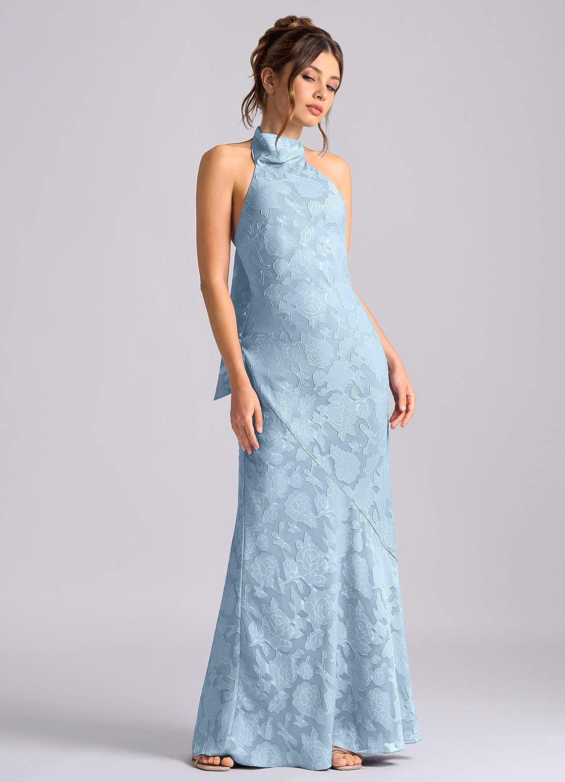 Azazie Velli Vestidos de damas de honor Vestido de Azul Cielo de Devorado Floral de Corte Sirena con Cuello Alto image4
