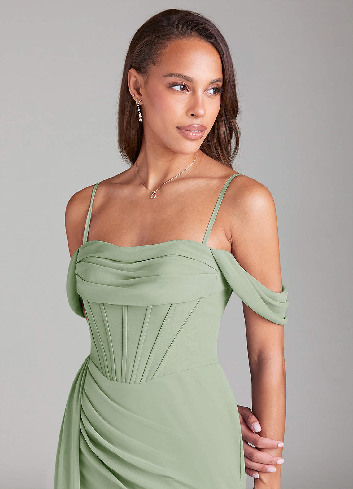 Azazie Amyra Robes de demoiselle d'honneur Robe Fourreau Convertible en Mousseline de soie Épaule décolletée Vert Sauge image6