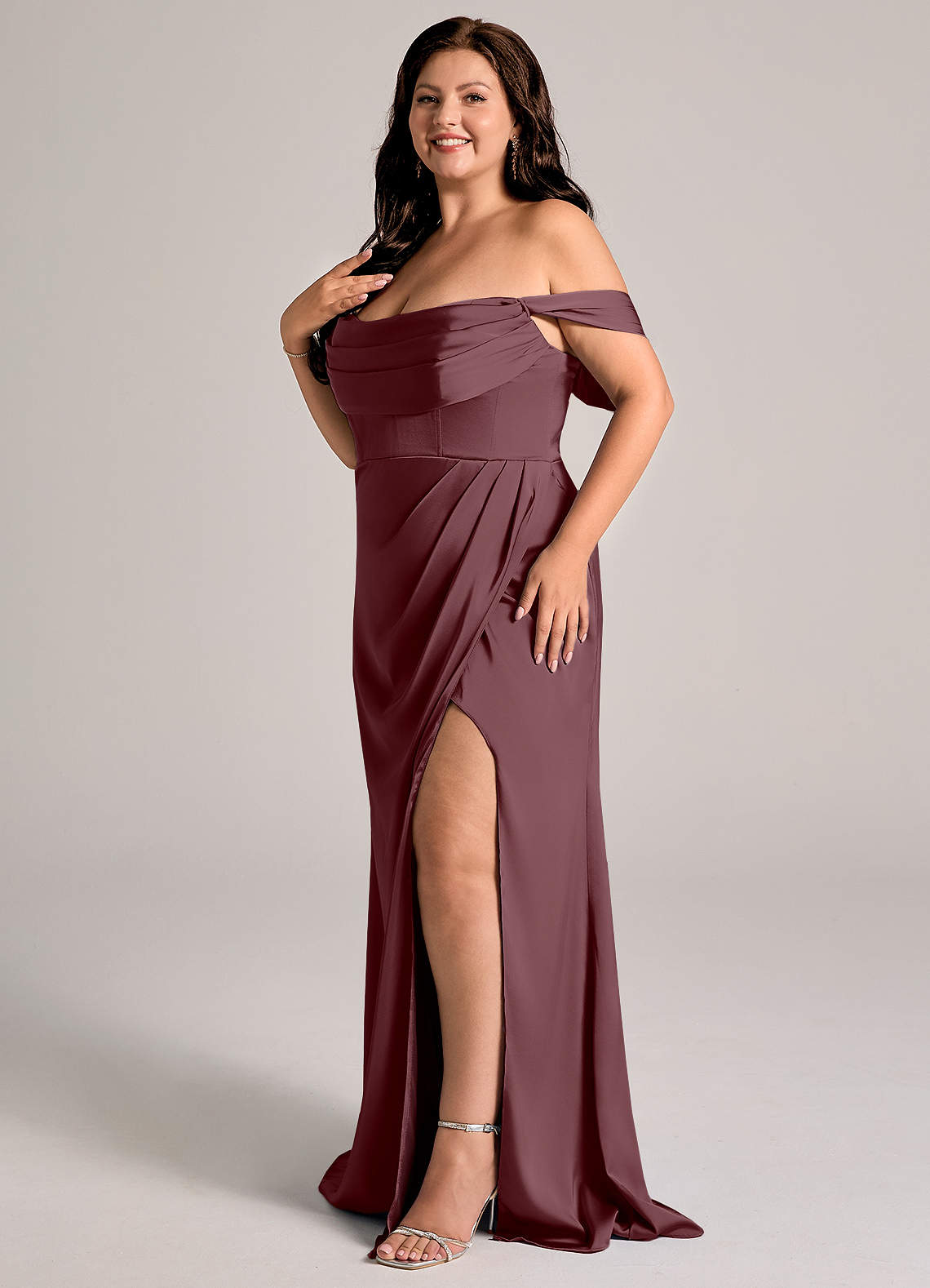 Azazie Johana Robes de demoiselle d'honneur Robe Sirène Convertible en Satin extensible Épaule décolletée Sangria image9