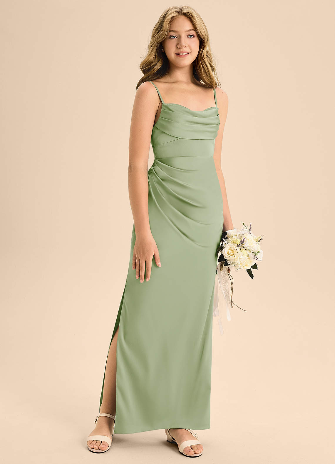 Azazie Mai Junior Vestido Dusty Sage de Cetim elástico de Linha A com Decote em coração image2