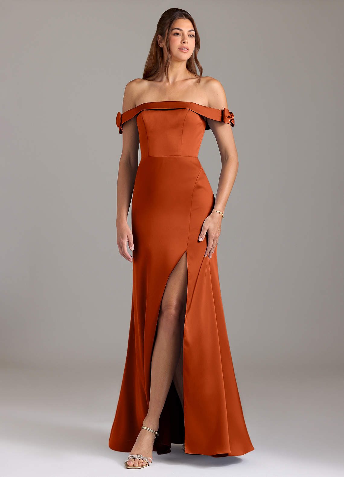 Azazie Zayla Jurken voor bruidsmeisjes Converteerbaar Jurk van Stretch Satijn met A-Lijn Off the Shoulder Paprika image1