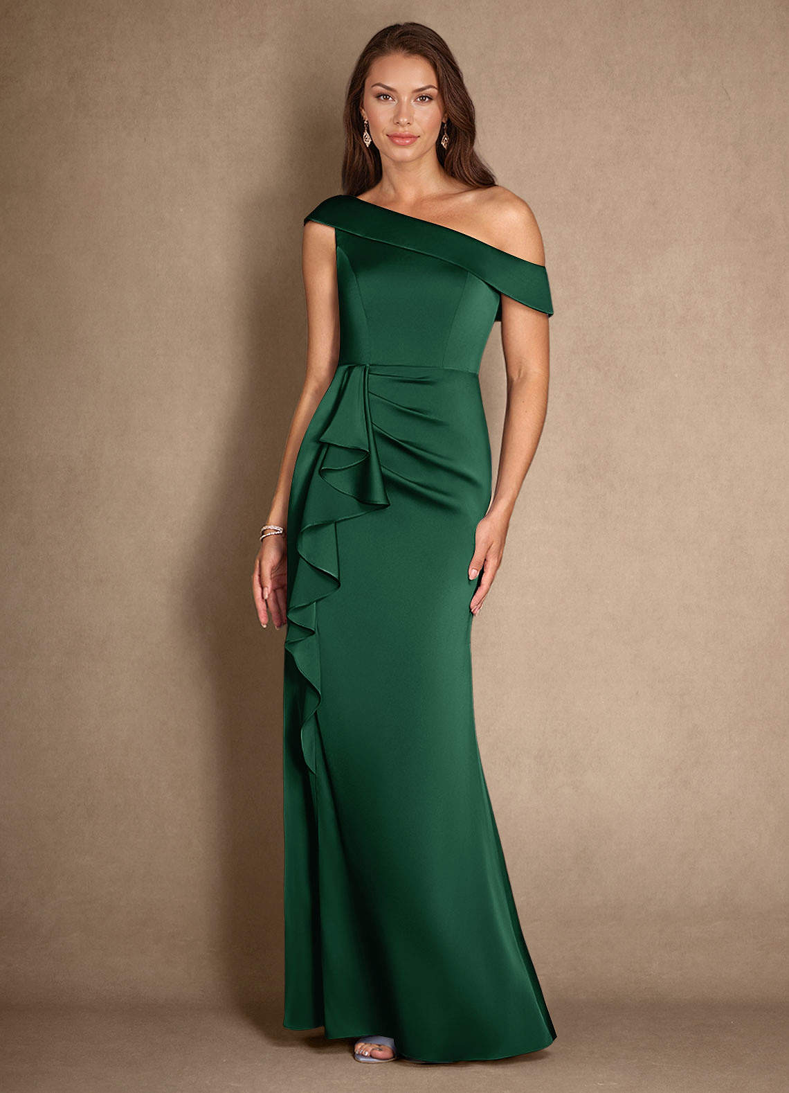Azazie Hamptons vestidos de madre de la novia Vestido de Verde Oscuro de Satén Elástico de Corte En A con Plisado image3