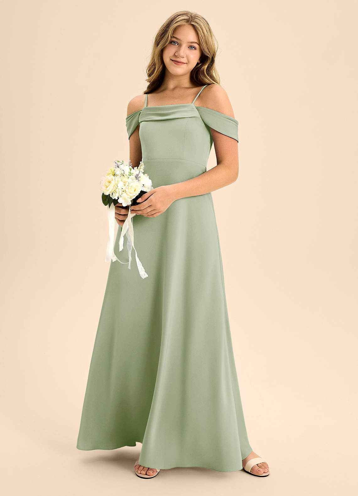 Azazie Anselie Junior Robe Trapèze en Satin extensible Épaule décolletée Vert Sauge image1