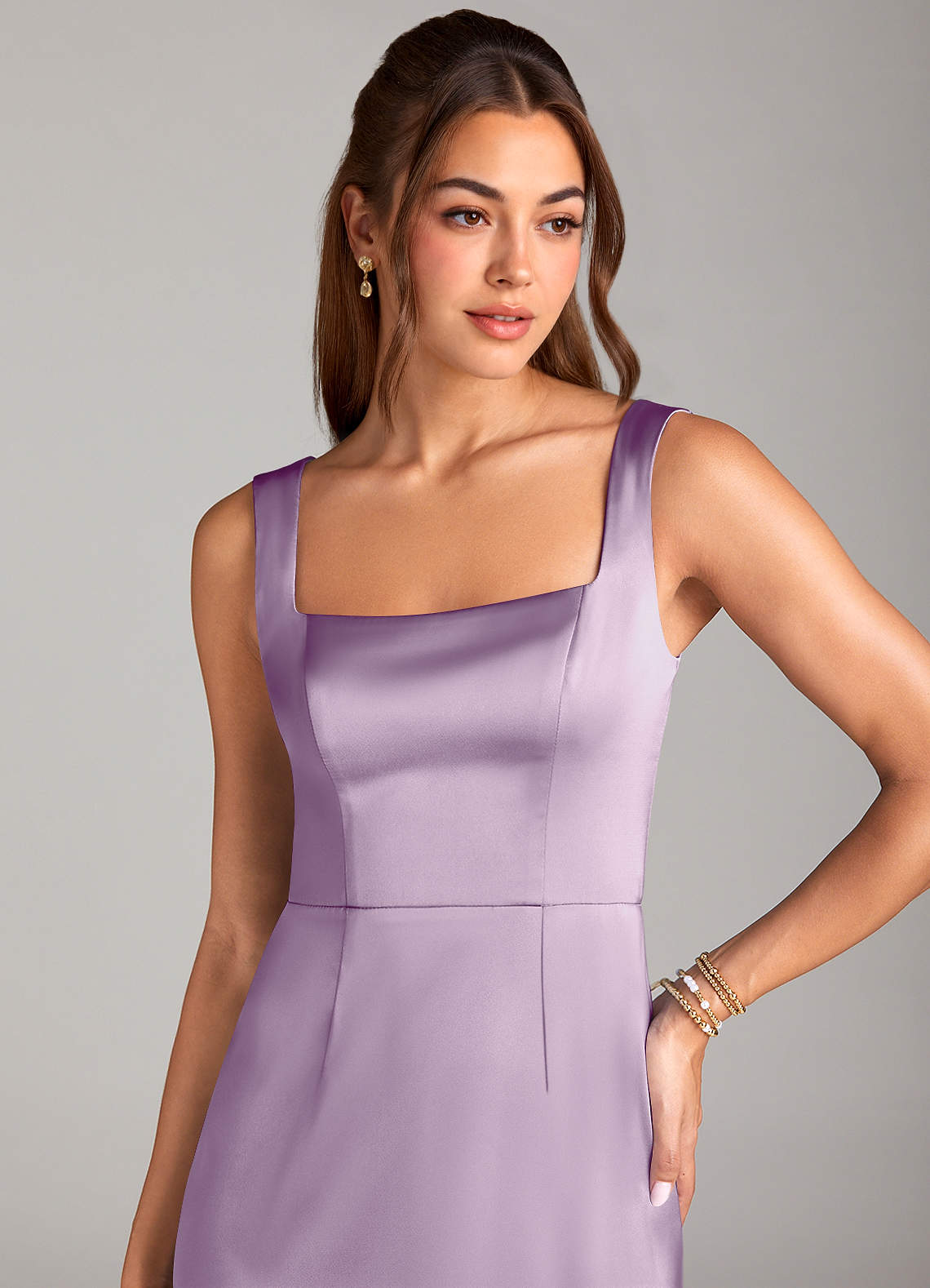 Azazie Flori Vestidos de damas de honor Vestido de Lila Esmerilada de Satén Elástico de Corte Recto con Corte Lateral image4