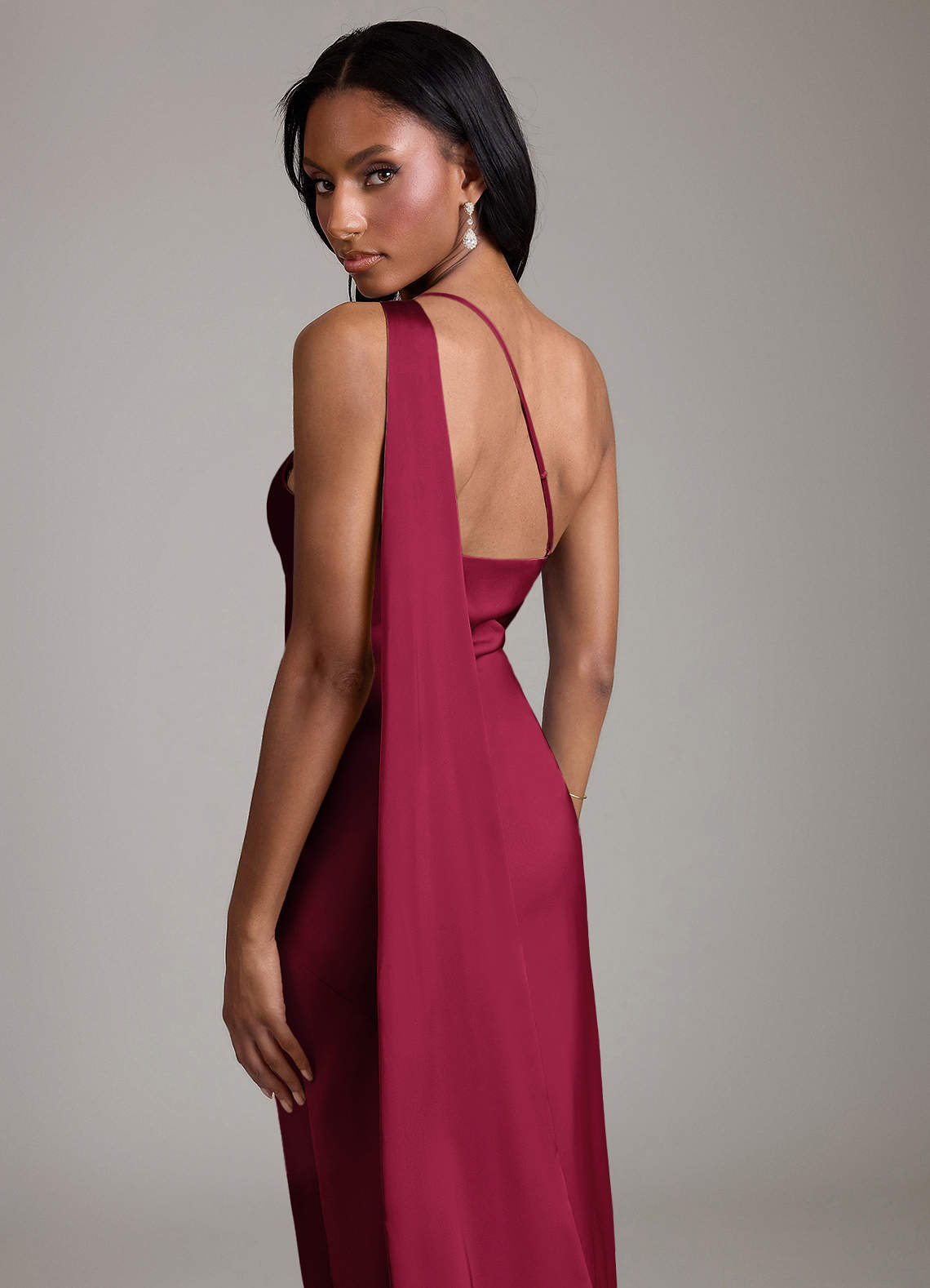 Azazie Juniper Vestidos de damas de honor Vestido de Borgoña de Satén Elástico de Corte Sirena con Hombro unilateral image1