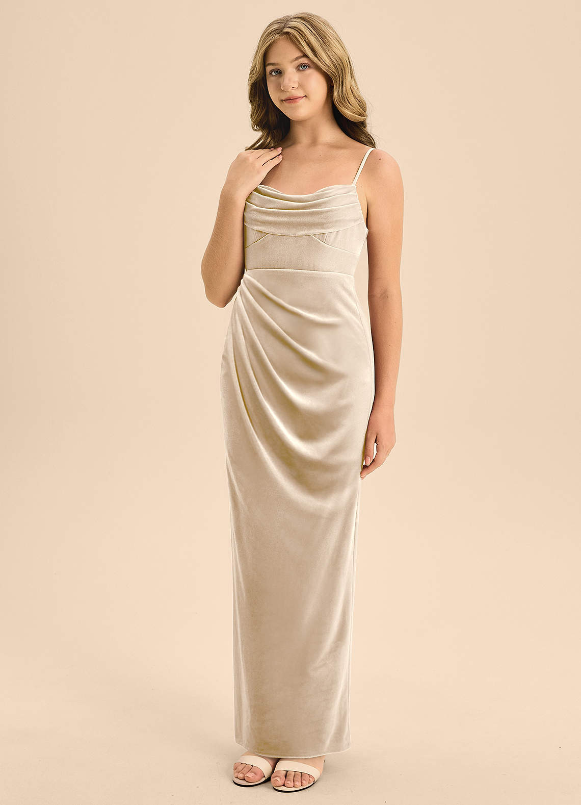 Azazie Mai Junior Vestido de Champán de terciopelo de Corte en A con Escote de Corazón image1