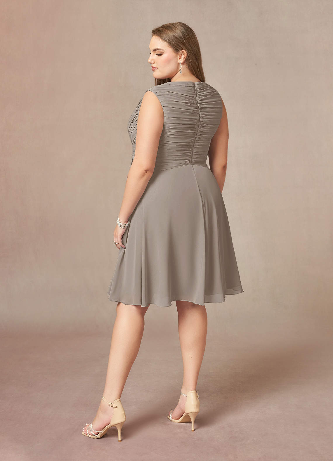 Azazie Theron Mère de la mariée Robes Robe Trapèze en Mousseline de soie Col V plissé Taupe image3